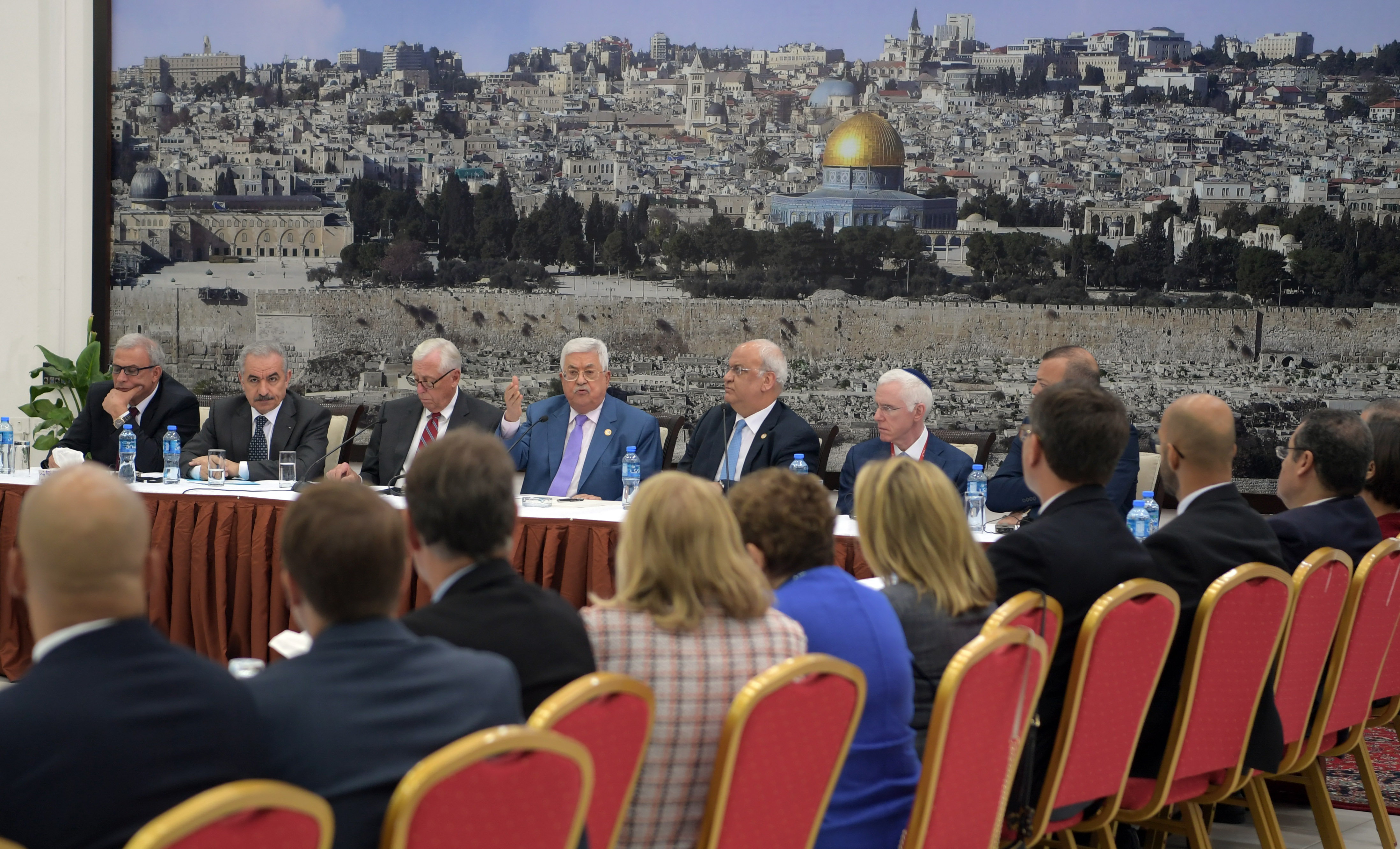 In a meeting with members of US Congress, President Abbas affirms rejection of dictations