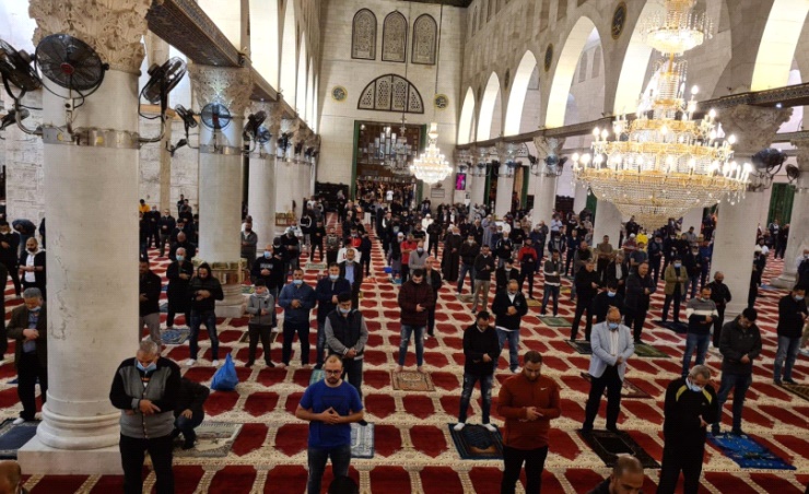 Thousands of Muslim worshippers pray at al-Aqsa after 70 days of closure