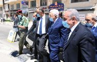 President Abbas walks Ramallah streets, urging people to comply with corona health measures