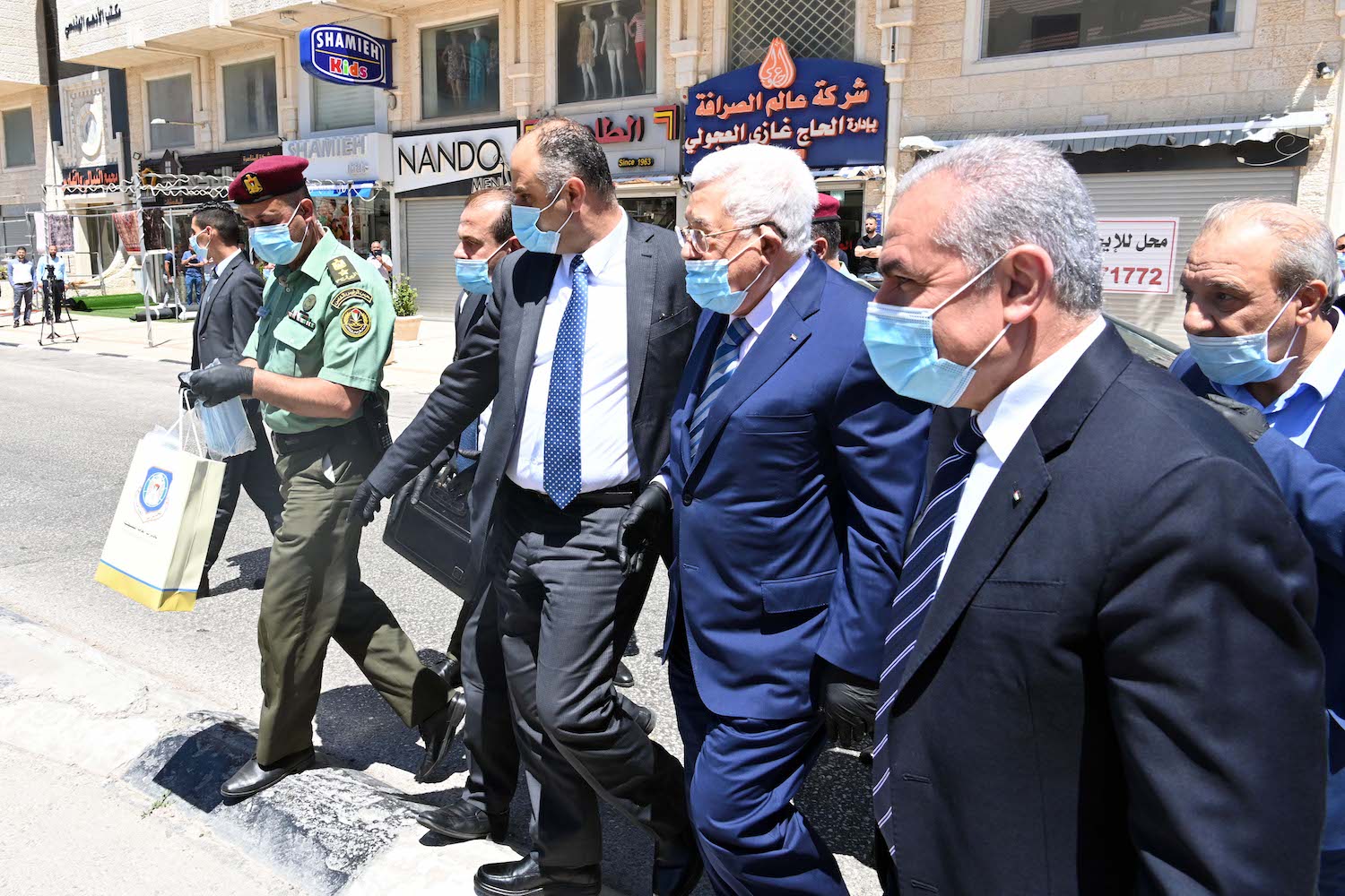 President Abbas walks Ramallah streets, urging people to comply with corona health measures