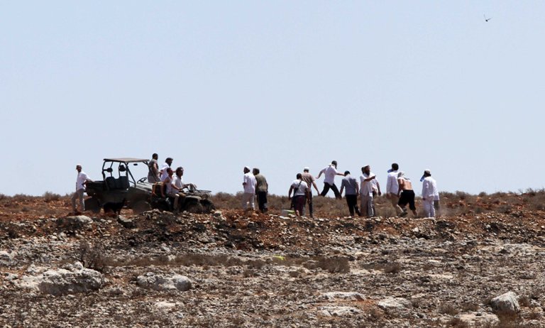 Palestinians prevent Israeli settlers from stealing land near Ramallah to set up an illegal outpost