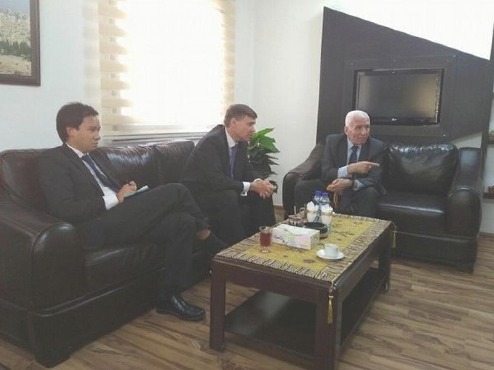Fatah member discusses political developments with British Consul General