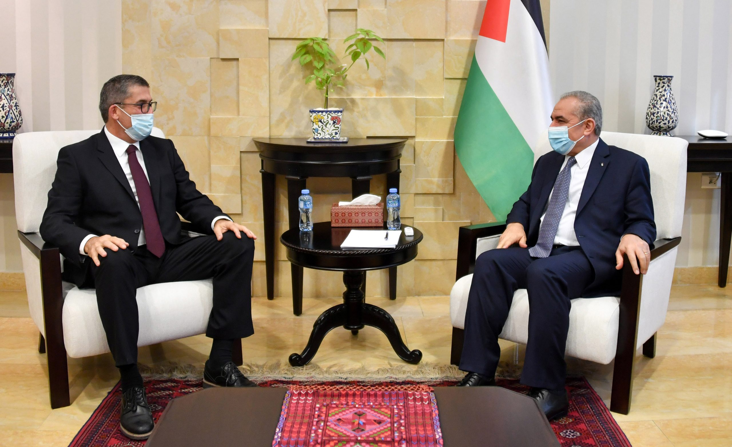 Premier discusses latest political developments with Swiss envoy to Palestine