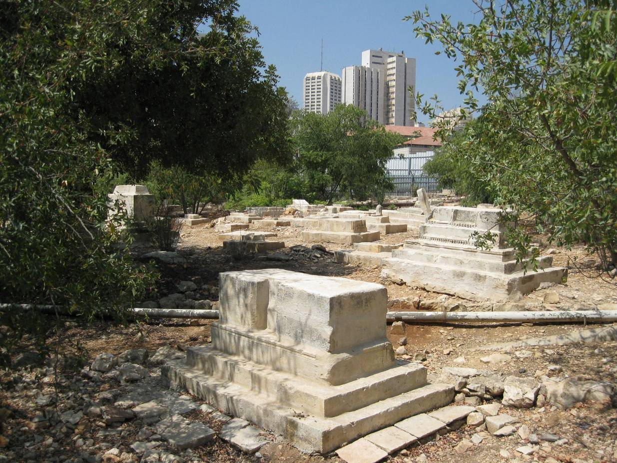 Foreign Ministry, chief justice condemn American Zionist plans to desecrate Muslim cemetery in Jerusalem