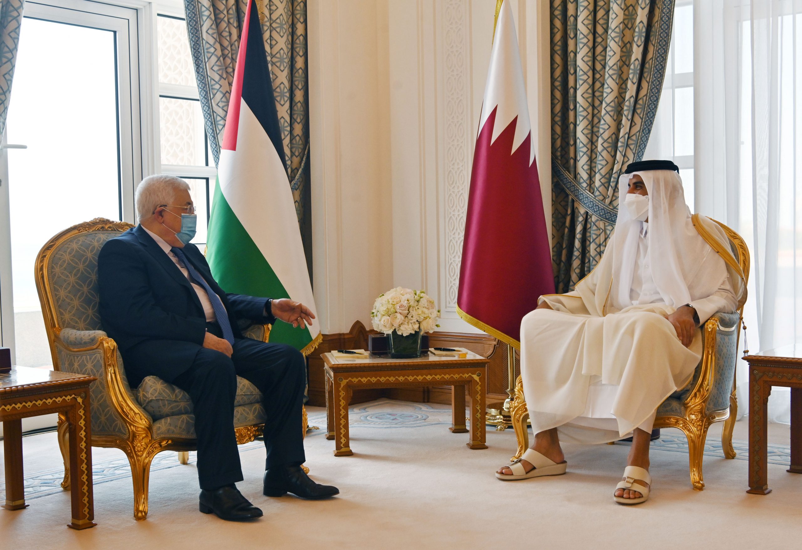 President Abbas meets Qatar’s Emir in Doha