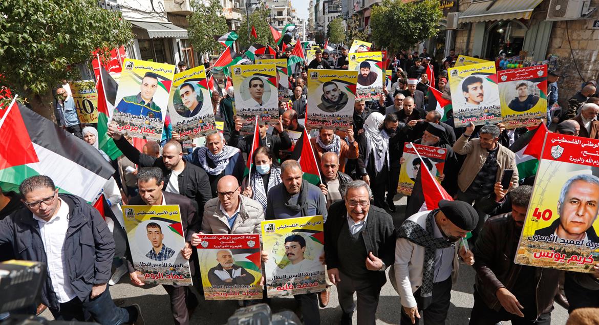 Palestinians demonstrate in support of jailed freedom fighters’ just demands for better conditions