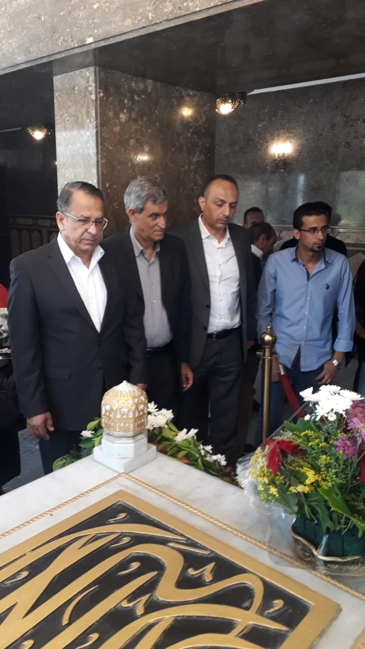 Fatah in Egypt lays a wreath at leader Abdel Nasser's tomb