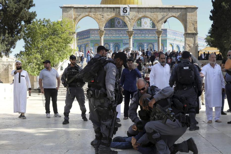 Israeli police harass Muslim worshipers at Aqsa Mosque to secure incursions by Jewish fanatics