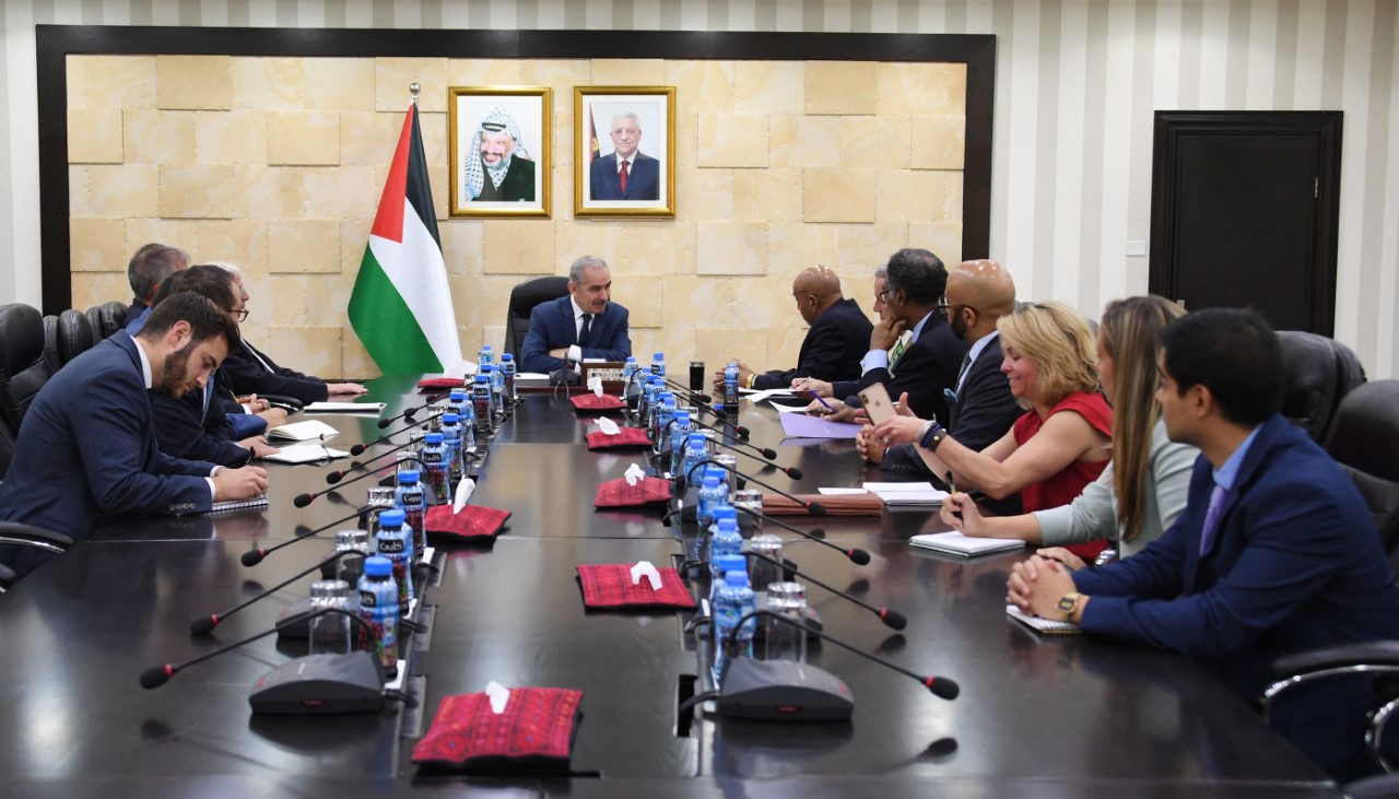 Shtayyeh briefs security officials on the mechanisms to end contact with Israel