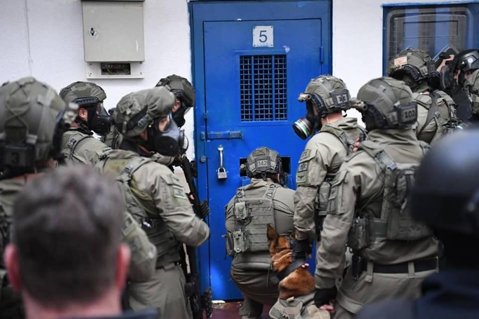 Repression forces raid cells, assault Palestinian prisoners in Megiddo