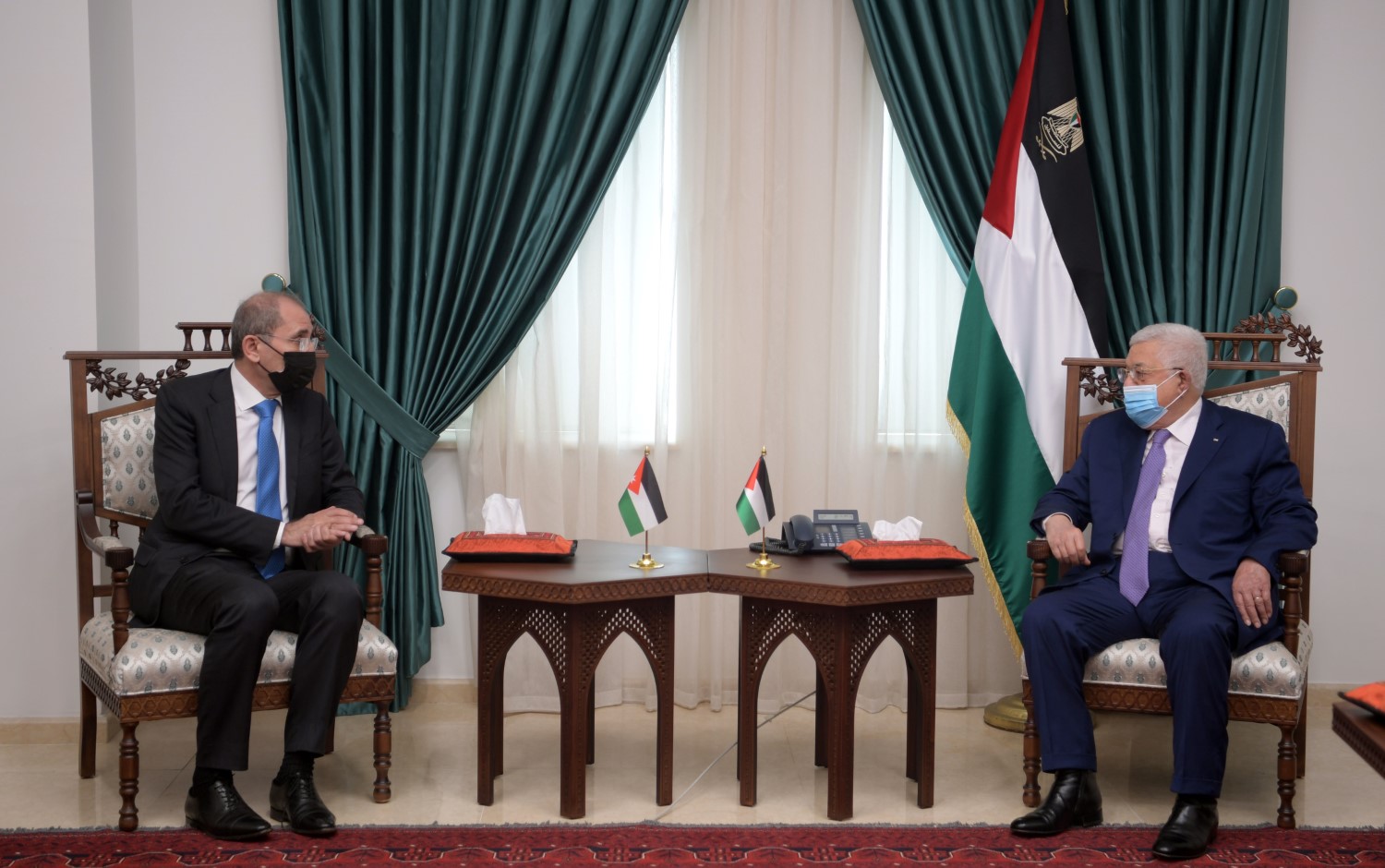President Abbas receives the Jordanian foreign minister carrying a message from King Abdullah