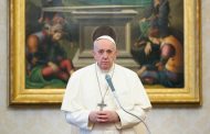 Pope Francis calls for establishing peace, ending Mideast conflict