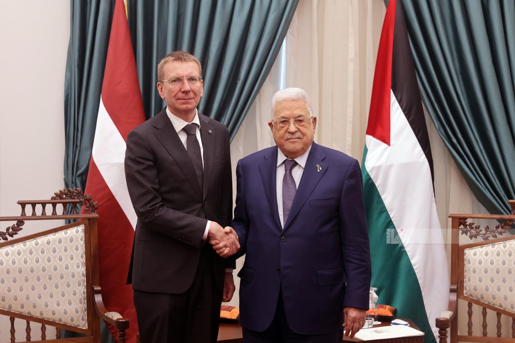 President Abbas meets his Latvian counterpart, briefs him on latest developments in Palestine